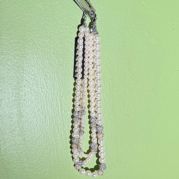 Classic triple-strand faux pearl necklace - Picture 6 of 6